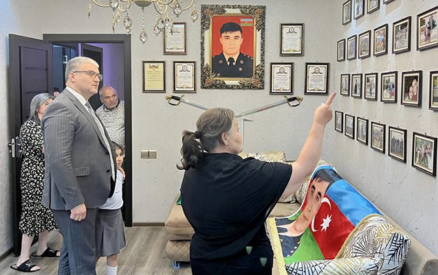 atu-nun-tedris-terapevtik-klinikasinin-direktoru-sehid-anasini-ziyaret-etdi