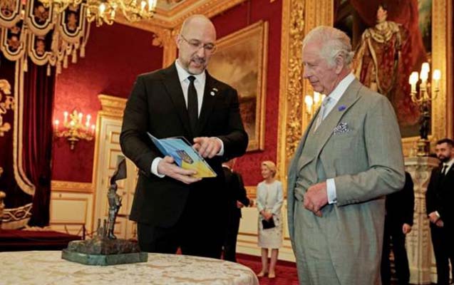 ukraynanin-bas-nazirinden-krala-hediyye