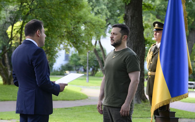seymur-merdeliyev-etimadnamesini-zelenskiye-teqdim-etdi