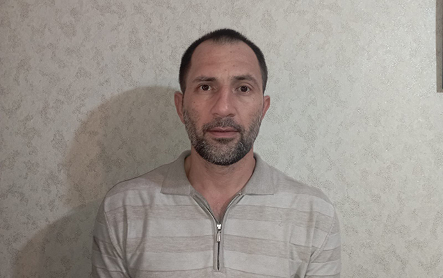 emisinin-evinden-yarim-milyonluq-ogurluq-etdi-qumarda-uduzdu