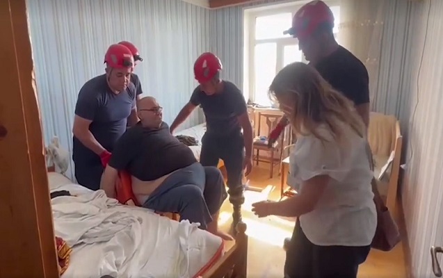 bakida-agircekili-xestenin-komeyine-xilasediciler-geldi