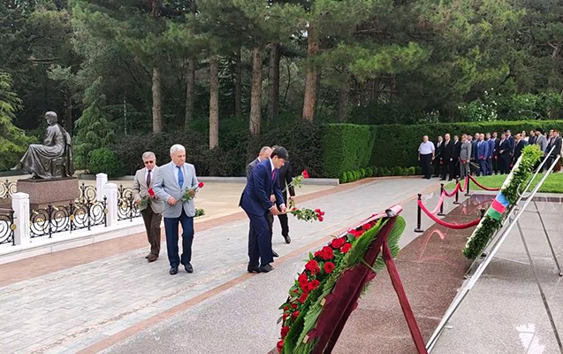 komite-emekdaslari-heyder-eliyevin-mezarini-ziyaret-edibler