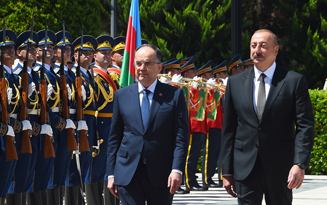 ilham-eliyev-albaniya-prezidentini-qarsiladi