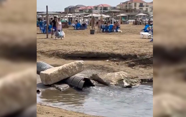 Bakıda çimərliyin düz yanında kanalizasiya suyu axır