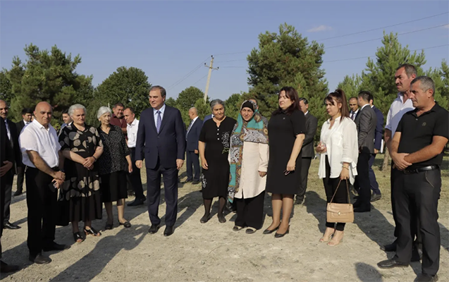niyazi-bayramov-novbeti-defe-sakinlerle-gorusub