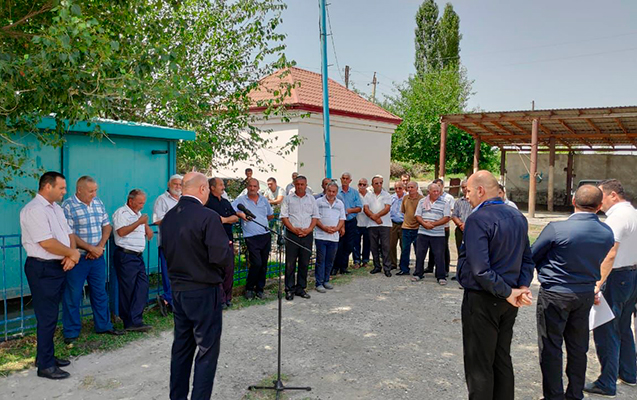 sahliq-kendinin-sakinleri-aciq-mikrofonda