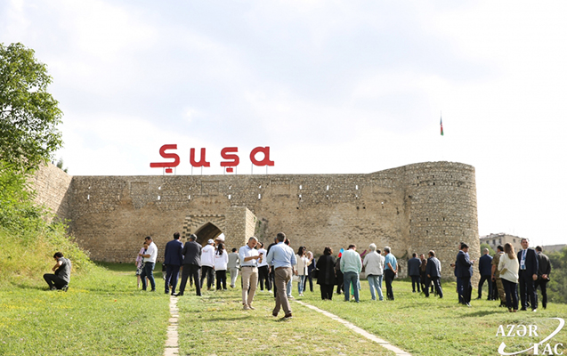 qlobal-forumun-istirakcilari-susanin-tarixi-mekanlari-ile-tanis-olublar