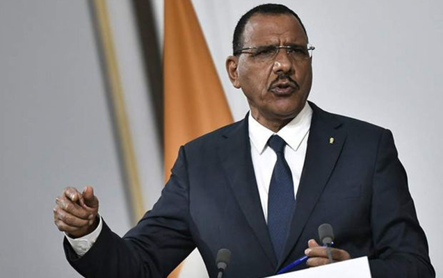 niger-liderini-muhafizecileri-saxlayib