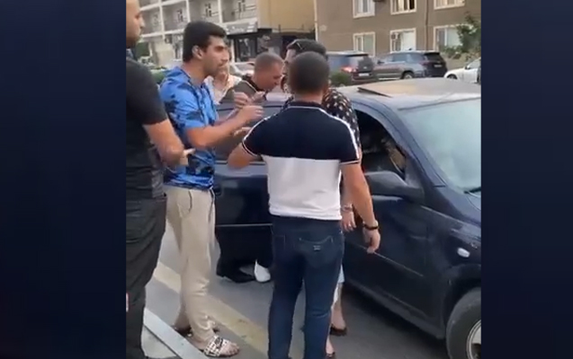 bakida-genc-qadin-kucede-zorla-qacirilib