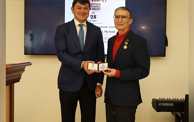 aziz-sancara-diaspor-fealiyyetine-gore-medal-teqdim-edildi