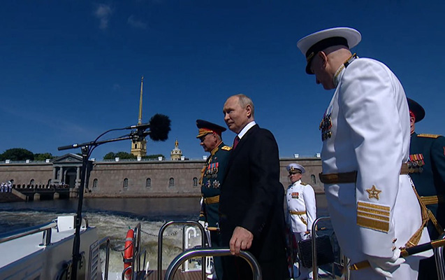 Putin Sankt-Peterburqda keçirilən paradda