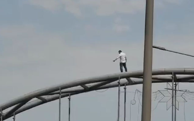 intihar-meqsedile-kecidin-uzerine-cixdi