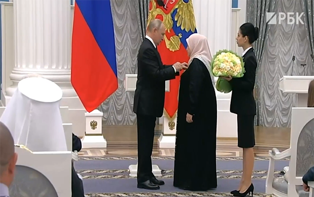 putin-kadirovun-anasini-teltif-etdi