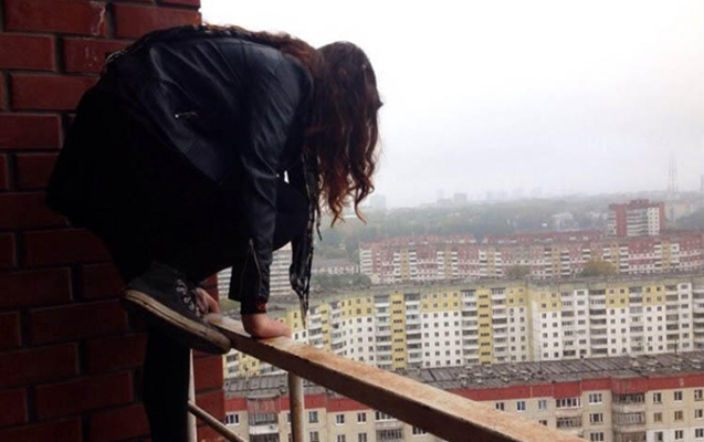 xirdalanda-15-yasli-qiz-ozunu-17-ci-mertebeden-atdi