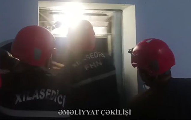 liftde-qalan-usaqlar-bele-cixarildi