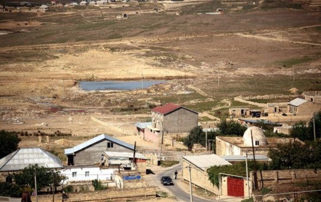 novxanida-cirkab-sulari-evlerimizin-altina-axir