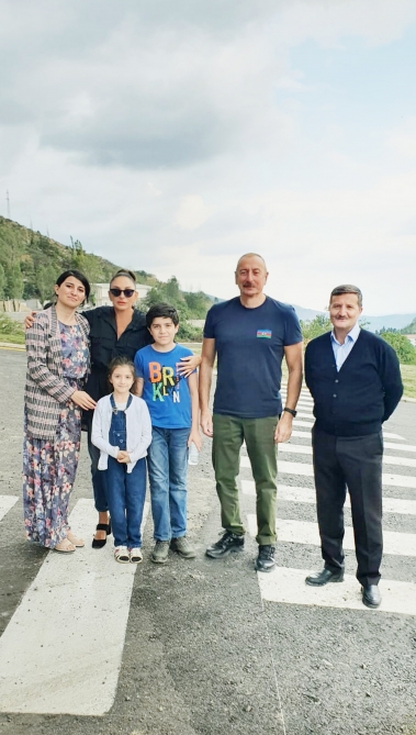 Balaca qız Prezident və xanımını evlərinə dəvət etdi - Fotolar