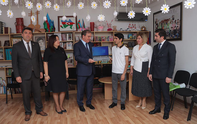 niyazi-bayramov-gence-usaq-evinin-telebe-adini-qazanmis-sakini-ile-gorusdu