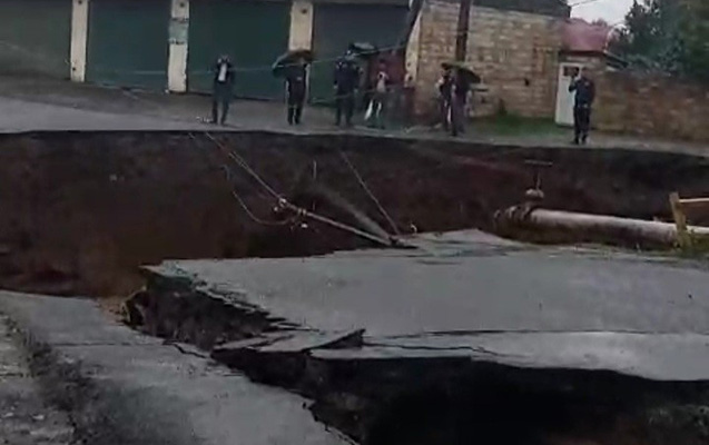 astaranin-kendlerini-su-basdi-korpuler-dagildi