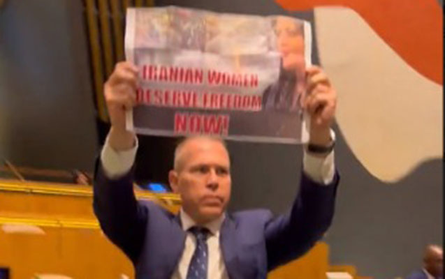 iran-prezidentinin-cixisi-zamani-emininin-plakatini-qaldirdi