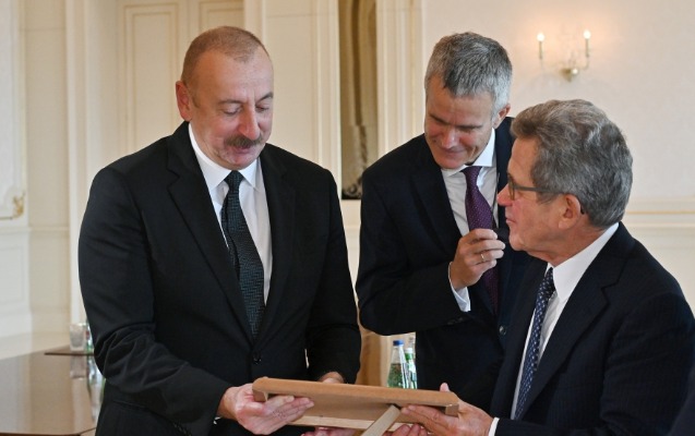 heyder-eliyevle-olan-xatire-fotosunu-prezidente-teqdim-etdi