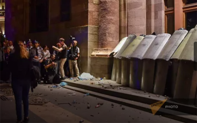 irevanda-polisle-etirazcilar-arasinda-qarsidurma-bas-verdi