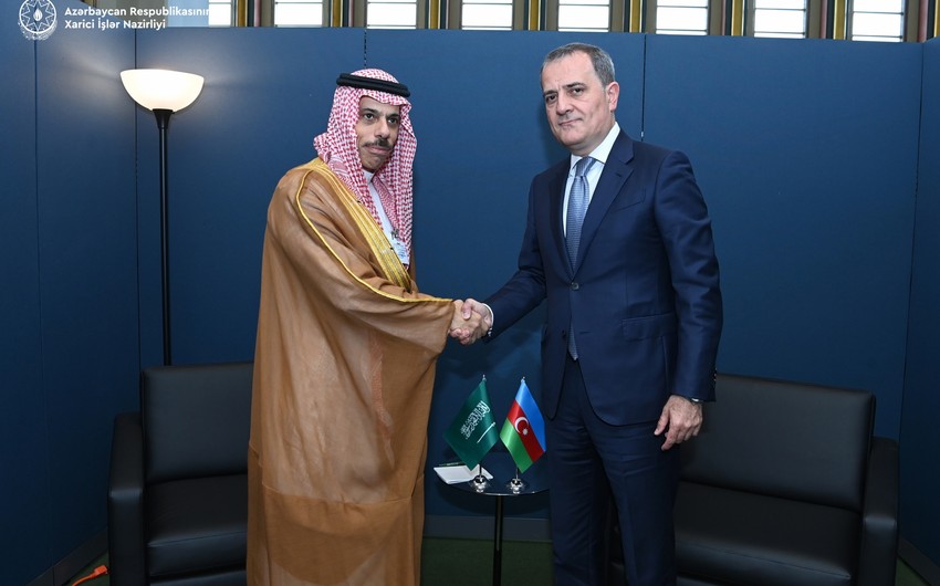 ceyhun-bayramov-seudiyye-erebistanin-xarici-isler-naziri-ile-gorusdu