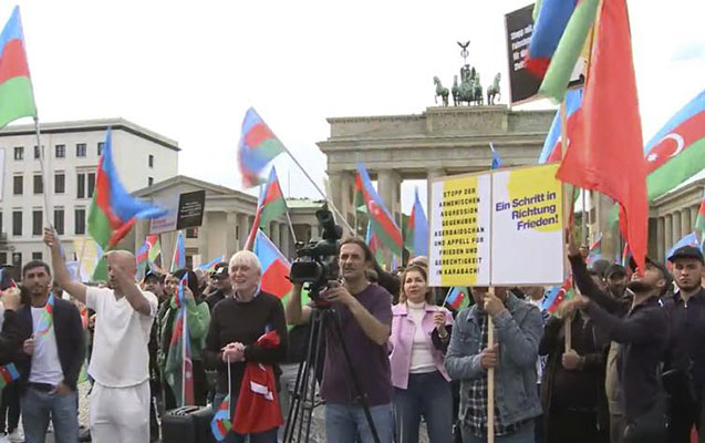Azərbaycanlılar Berlində dinc aksiya keçirdi  - Video  