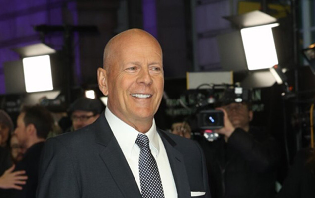 Məşhur aktyor oxumaq və danışmaq qabiliyyətini itirdi