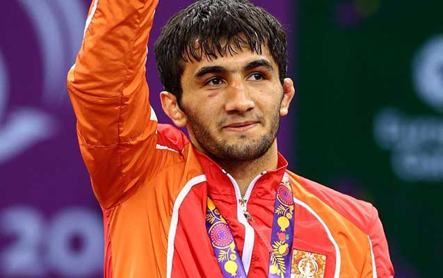 eve-basqin-eden-taninmis-idmanciya-hokm-oxundu