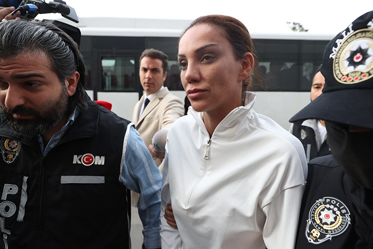 Dilan Polatla əri məhkəməyə belə aparıldı - FOTOLAR