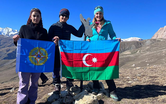 fhn-in-bir-qrup-emekdasi-xari-bulbul-zirvesinde