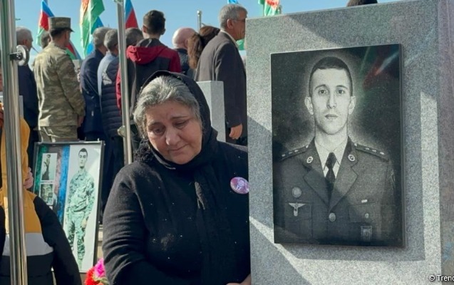 xalq-sehidlerini-ziyaret-edir