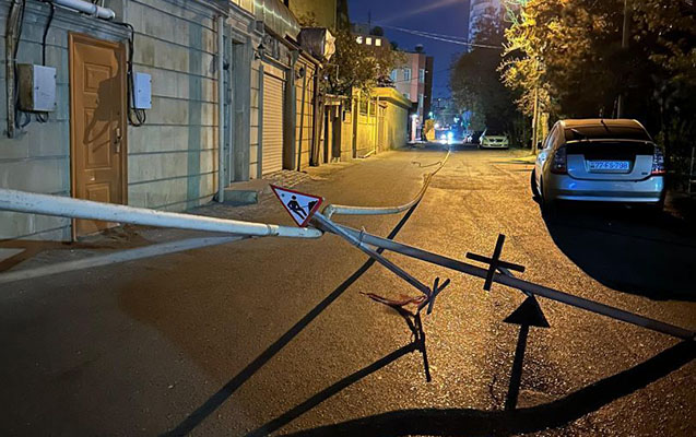 bakida-kulek-yol-nisanlarini-ve-kommunikasiya-xetlerini-siradan-cixardi