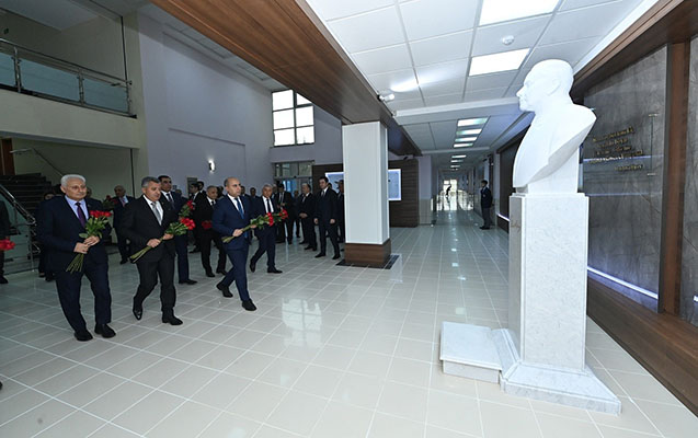 bmu-da-heyder-eliyevin-bustunun-acilis-merasimi-oldu