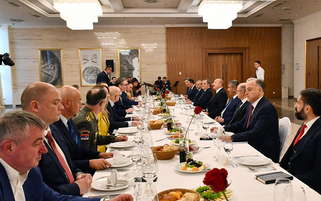 azerbaycan-ve-serbiya-prezidentlerinin-genis-terkibde-gorusu-bas-tutub