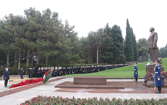 prokurorluq-emekdaslari-anim-gunu-ile-bagli-fexri-xiyabani-ziyaret-etdi