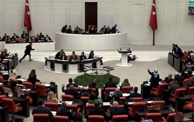 turkiyeli-deputat-parlamentde-cixisi-zamani-husunu-itirdi