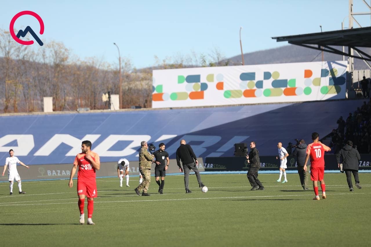 Matç belə başladı: topa ilk İlham Əliyev toxundu - VİDEO