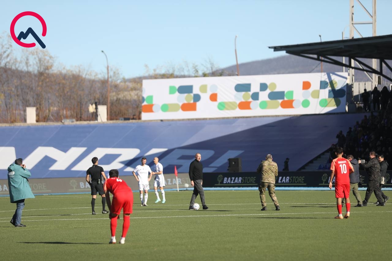 Matç belə başladı: topa ilk İlham Əliyev toxundu - VİDEO