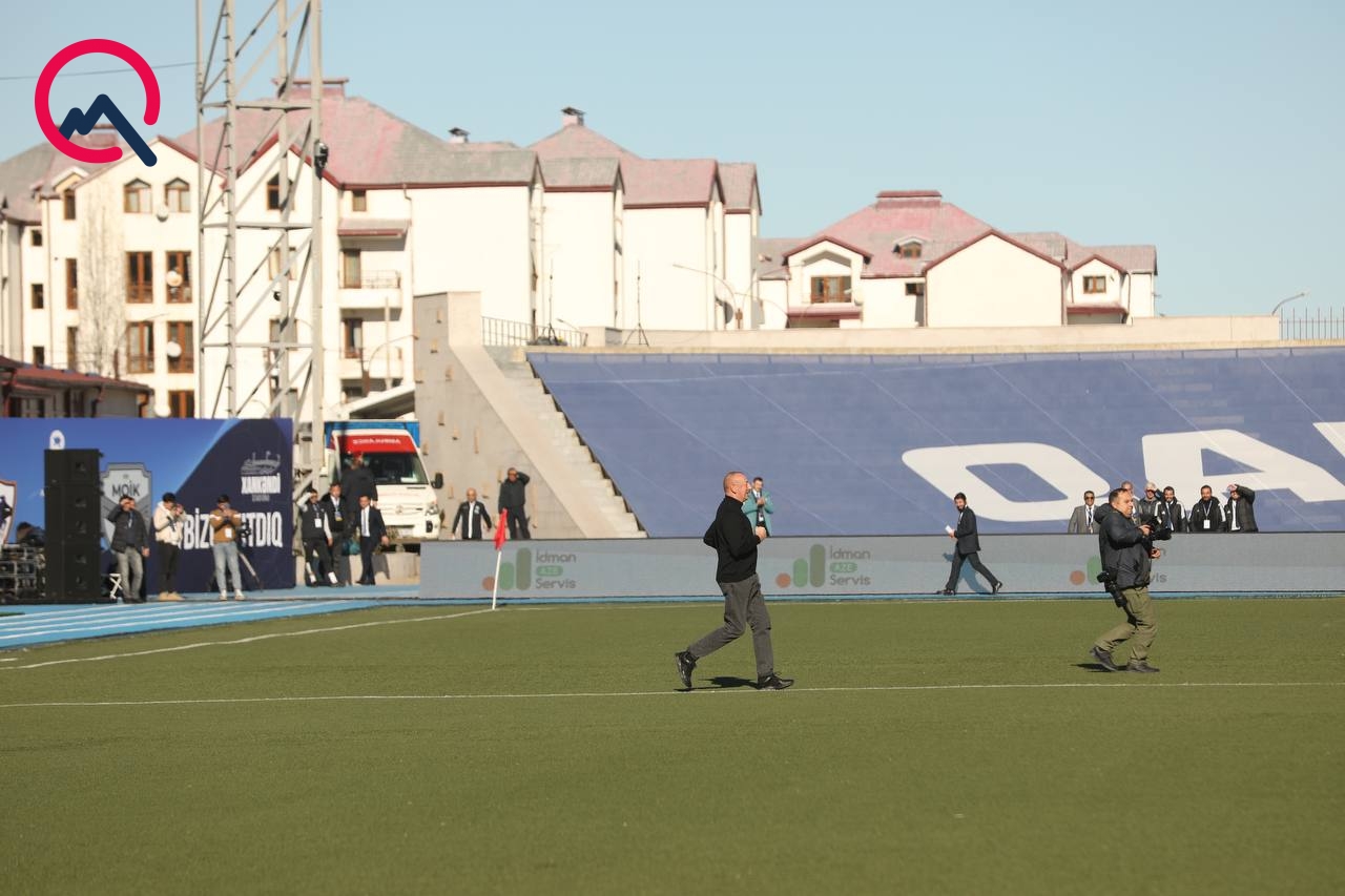 Matç belə başladı: topa ilk İlham Əliyev toxundu - VİDEO