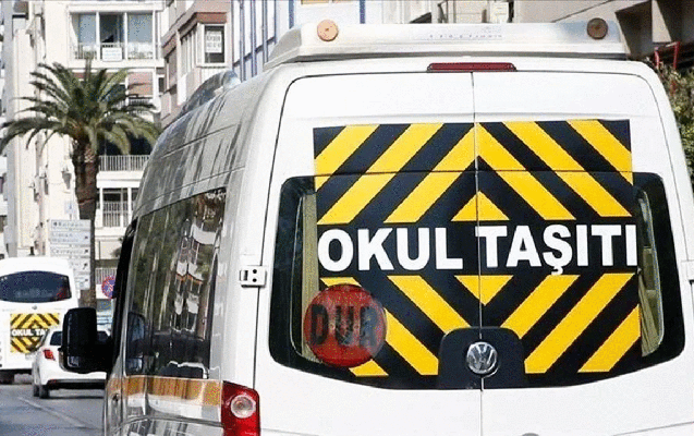 istanbulda-sagirdleri-dasiyan-avtobus-qacirilib