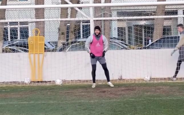 qarabagin-futbolcusu-qapida-dayandi-butun-zerbeleri-qaytardi