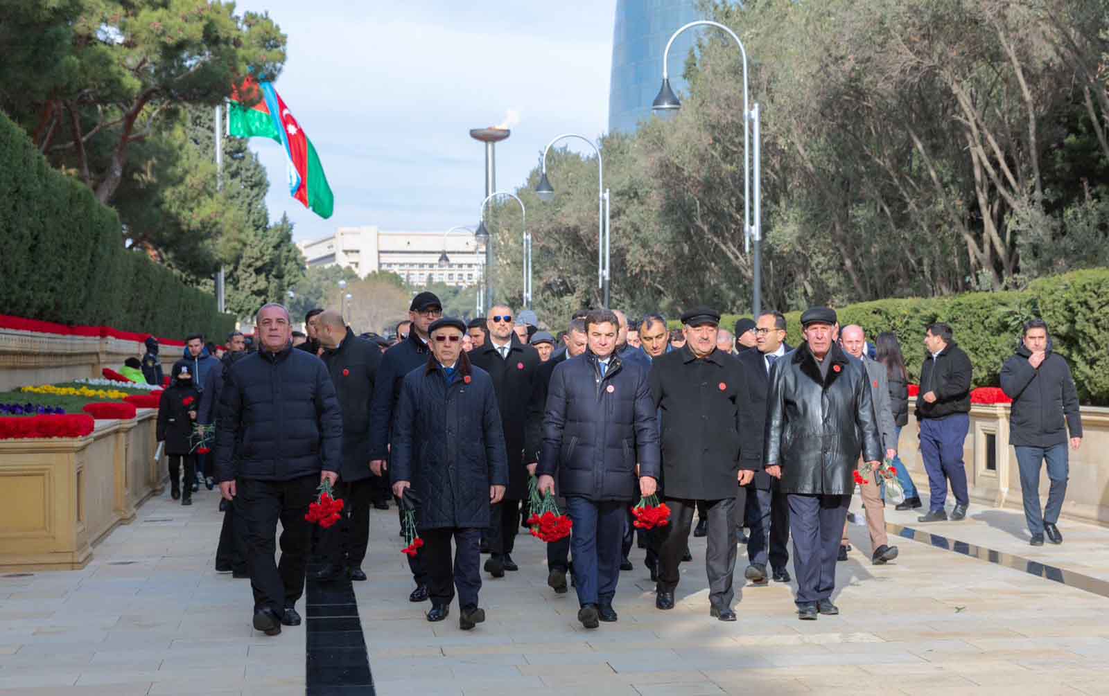 azal-kollektivi-sehidler-xiyabanini-ziyaret-etdi