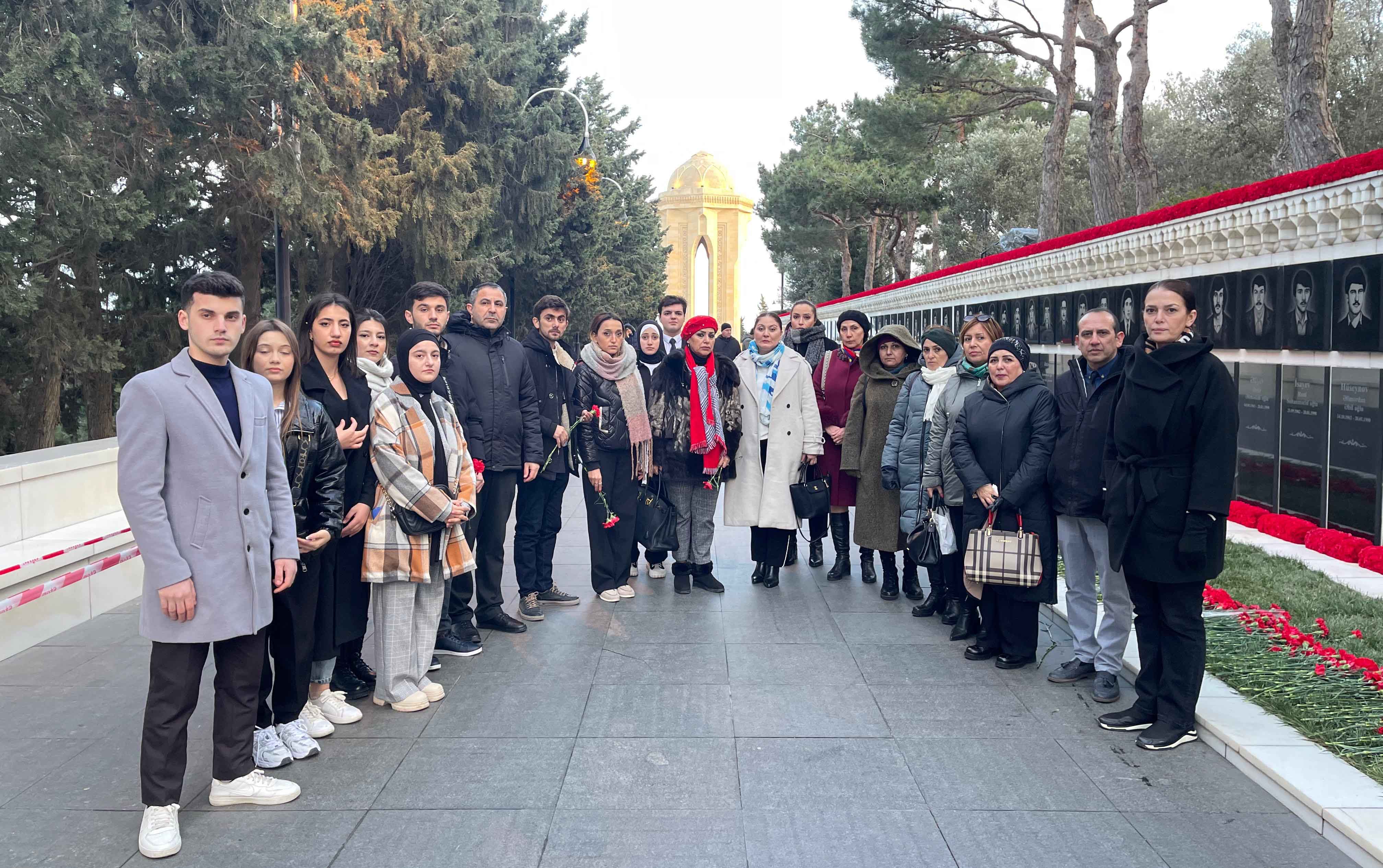 baki-avrasiya-universitetinin-kollektivi-sehidler-xiyabanini-ziyaret-edib