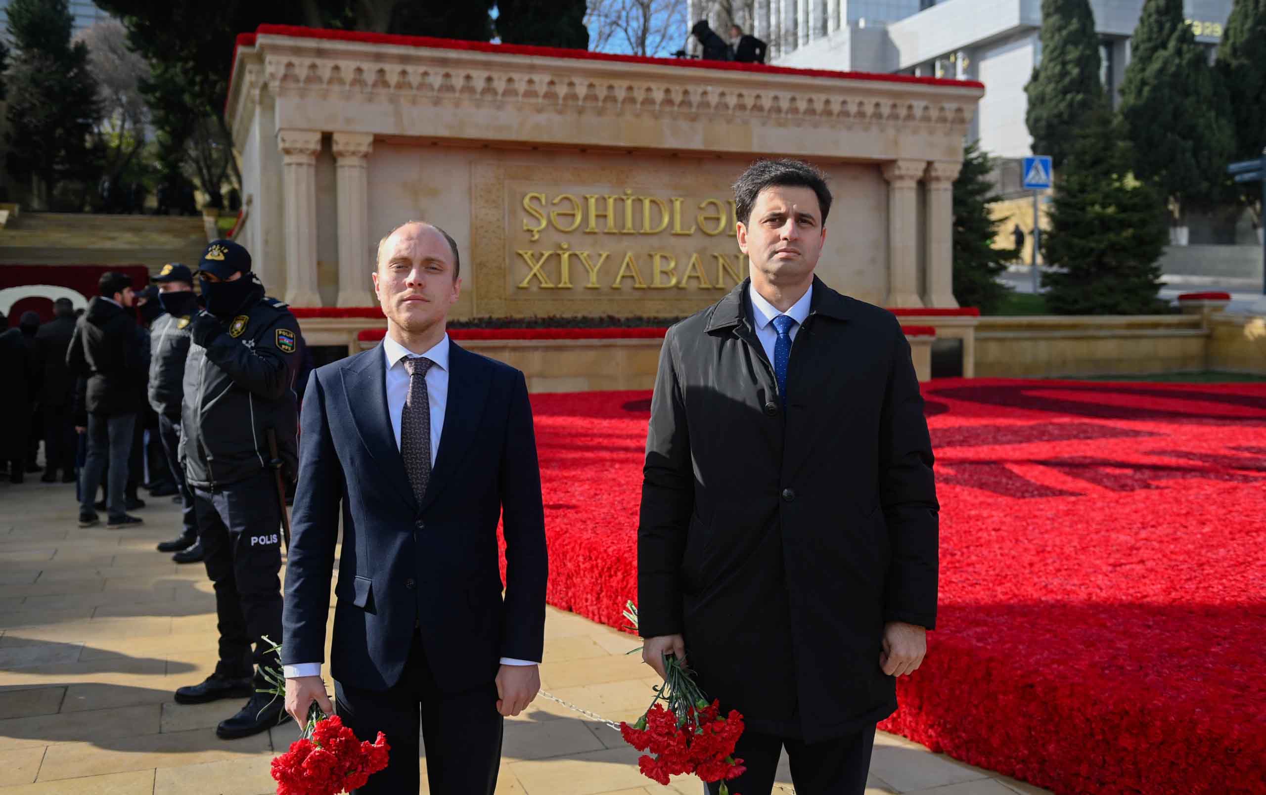 ukrainian-centerin-heyeti-sehidler-xiyabanini-ziyaret-edib