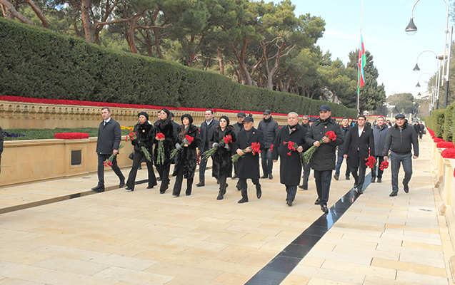 sabuncu-rih-in-kollektivi-sehidler-xiyabanini-ziyaret-etdi