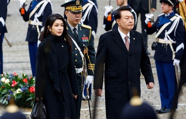 Президента Южной Кореи невзлюбили из-за роскошной сумки его жены