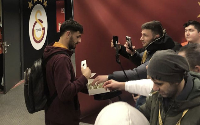 qalatasarayin-futbolcusunun-bu-hereketi-gundem-oldu