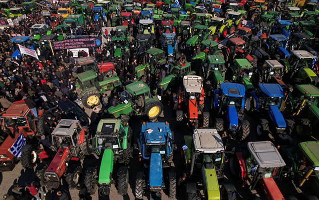 yunanistanda-fermerler-magistral-yolu-bagladi